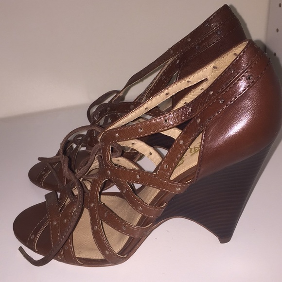 L.A.M.B leather heels. Size 7.5 - Picture 2 of 4